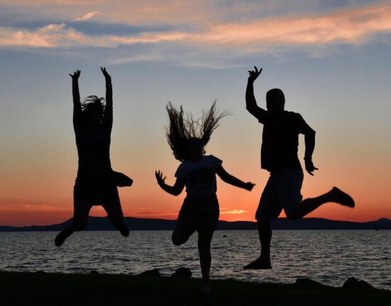 A Balaton-parton gyerekek ugrálva élvezik a nyarat