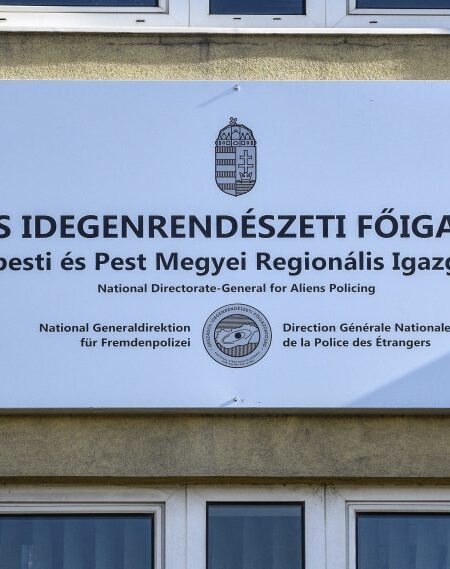 az Országos Idegenrendészeti Főigazgatóság táblája látható