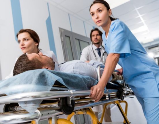 Kórházban hordágyon gurítják a beteget a rendelőbe