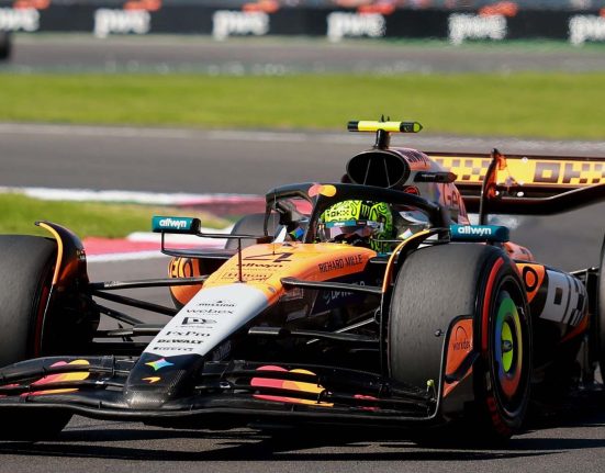 Száguld a McLaren a Mexikói Nagydíjon a cél felé
