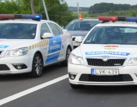Rendőrautók villogó lámpákkal várakoznak a helyszínen