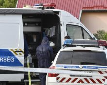 helyszínelőautók parkolnak az úton