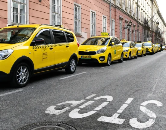 Taxisok sorakoznak az utcán