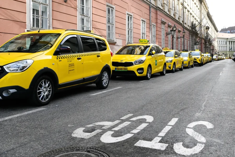 Taxisok sorakoznak az utcán