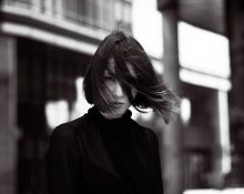 viharos szél fújja a lány haját